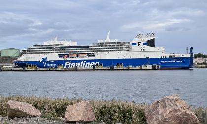 Finnlines nya fartyg Finnsirius har bidragit till en ökning av passagerare med 60 procent. Allt fler ålänningar syns ombord, enligt rederiet.