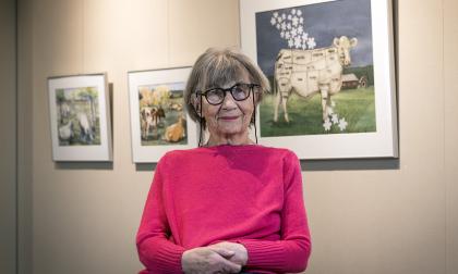 Isa Hällström visar ett urval av sin akvarellproduktion på Jomala bibliotek i november. Målningen ”På gröna ängar” av en ko med styckningsschema påminner om nyttodjurens förgänglighet. Hon hoppas att något företag i livsmedelsbranschen vill köpa den till sitt kontor eller personalrum.