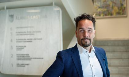 Näringsminister Fredrik Karlström (MSÅ) säger att politikerna inte kan se till att det finns färjor som kan gå till och från Åland. 