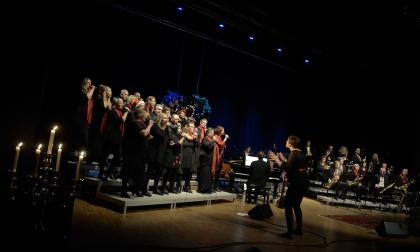Genom åren har Good News uppträtt på många platser, till exempel som här med Alandia Big Band. Den gången hade kören för ovanlighetens skull mikrofoner på scen för att höras med storbandet.@