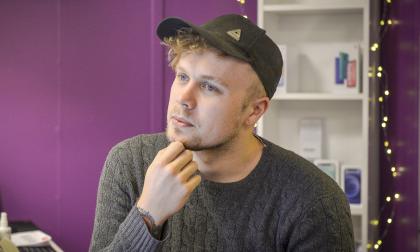 Samuel Bonds studerar till kyrkomusiker.