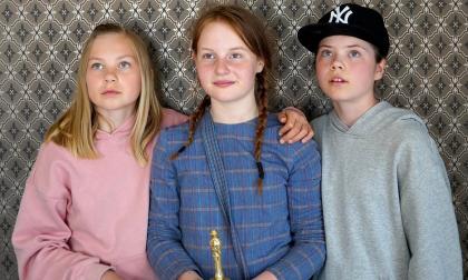 Tre barn är borttappade i tiden och vill tillbaka till sina vanliga liv. På bilden syns huvudkaraktärerna Marta Törnroos, Idun-Österlund och Malva-Wredle.Pressbild