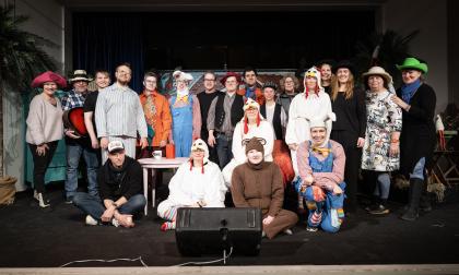 I morgon är det premiär för Funkisteaterns föreställning ”Hattjakten” på Stadshuset. Ensemblen består av (stående från vänster): Patricia Bergroth, Lasse Fredrikson, Marko Itkonen, Jonas Eriksson, Annette Lindberg, Jeanette Kratz, Emil Kronqvist, Erik Welander, Jakob Himmelstrand, Livia Hansen, Carola Finnäs, Emelie Ahonen, Nora Fredrikson, Maria Fredrikson, Gunilla Nilsson och Lena Andersson. Sittande från vänster: Johan Karrento, Anja Dennstedt, hönan som sitter i mitten är Simona Slent