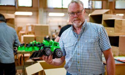 Först ut att få en ny produktionslinje var Plastos storsäljare, leksakstraktorn.@Foto:Wilhelm Lindgren