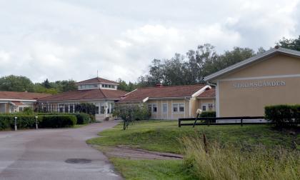 Enligt en skrivelse till Vårdös omsorgsnämnd går personalen på Strömsgården på knäna, och har gjort det länge.