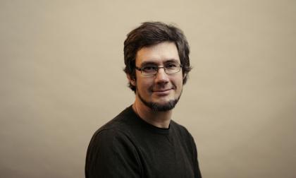 Ålands radios vd Fredrik Sonck har skrivit texten till ”Freja och huggormen” som är Ålands kandidat till Nordiska rådets barn- och ungdomslitteraturpris.<@Fotograf>Niklas Sandström/pressbild