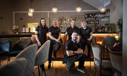 Adelina Iclodeam, restaurangchef Satu Nordberg, restaurangägarna Emil och Jennifer Alm samt Ioannis Tsamis.@Normal_indrag:<@Fotograf>Daniel Eriksson
