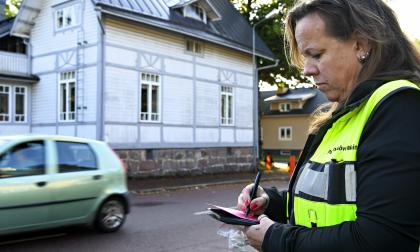 Katja Rajavuori lämnar ofta färgranna lappar med information om parkeringsregler och annat ägaren av fordonet bör tänka på.@Foto:Jacob Saurén