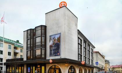 Andelsbanken redovisar ett rekordstarkt första halvår och meddelar samtidigt att man tar bort avgifterna för dagliga tjänster mellan oktober och mars.