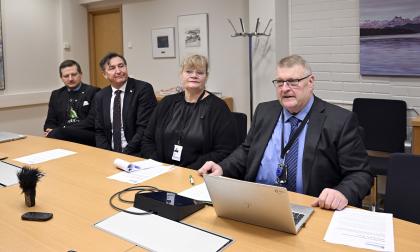 Landskapsregeringen vill vara det goda hjärtat men utmanar sin egen politiska befogenhet att utan beredning, politisk sondering och än mindre lagtingets bifall besluta om ett stöd på tre miljoner euro från Paf-medel.
<@Fotograf>Robert Jansson