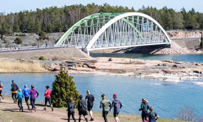 Hängarna som håller upp bågen vibrerar för mycket när det blåser vid Bomarsundsbron. Nu skickar landskapsregeringen en reklamation till konstruktörsfirman.
