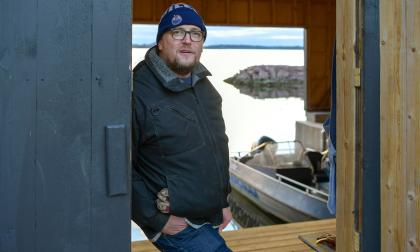  Stugan i Lemland är en viktig plats för Tomas Lindqvist. Kanske blir det ett permanent boende för familjen här så småningom.
