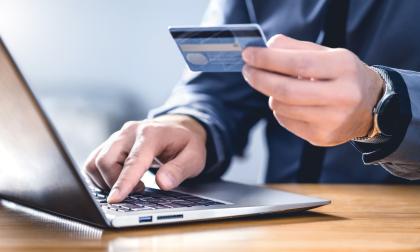 Lämna aldrig ut kortuppgifter eller inloggningar till nätbanken om du inte är helt säker på mottagaren. Bankerna försöker stoppa transaktioner, men i fjol kunde man bara rädda 43 procent av finländarnas pengar. Resten gick till bedragare.