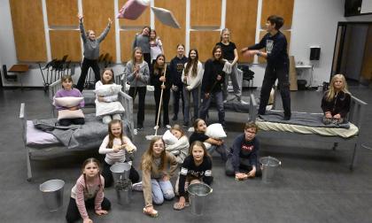 På golvet: Signe Donning, Line Dunder, Linnéa von Hertzen, Maja Hammar, Rut Brunnsberg, Siri Hildén och Stig Wilén. I vänster säng: Ellen Blomsterlund och Lisa Flodin. I höger säng: Viking Karlberg, Signe Hallberg. Längst bak: Wilma Blomsterlund, Siri Donning, Signe Karlsson, Thea Blomberg, Greta Ekholm, Mirjam Boström, Lowa Donning, Vilja Eriksson. Wilma Blomsterlund. Saknas på bilden: Astri Björk och Ninni Hampf. 