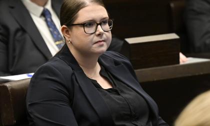 Matilda Björklund svingar ordförandeklubban.