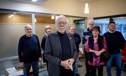 Ulf Grüssner ingår i Ukrainagruppen som varje kväll protesterar utanför det ryska konsulatet. Flera andra personer i gruppen ger honom sitt stöd under tingsrättens behandling av målet. Från vänster Kurre Åkerholm, Ann-Sofie Mattsson-Wallén, Stig Forsman, Bengt Enqvist, Gunilla Lindroos-Friman och Mosse Wallén.