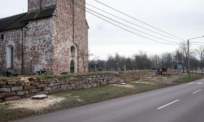 2021 höggs 15 askar ner utanför Jomala kyrka. De ska så småningom ersättas med 18 skogslindar.