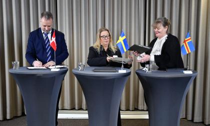 Jacob Trøst, borgmästare i Bornholms regionkommun, Meit Fohlin, regionstyrelsens ordförande på Gotland och lantråd Katrin Sjögren undertecknade på måndagen avsiktsförklaringen om samarbete och kunskapsutbyte inom havsbaserad vindkraft och vätgasekonomi.