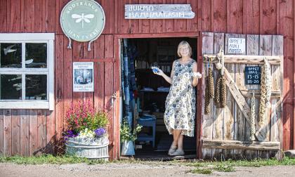 Ylva Gestranius har drivit Jurmo hamnmagasin i 13 år. 