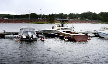 Det började natten till måndagen med en båtbrand här vid Notudden i Mariehamn. Båten har forslats bort, träbåten intill blev svedd av elden på vänster flank.