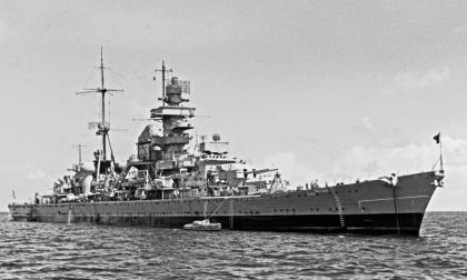 Tyska kryssaren Prinz Eugen som i slutet av juni besökte den tillfälliga basen Rotbuche i Åbolands skärgård. Kryssaren överlevde kriget och överlämnades senare till den amerikanska flottan. Här i Stilla havet sommaren 1946 som ett av målfartygen vid de kommande atombomsförsöken. Bild: Wikimedia commons.