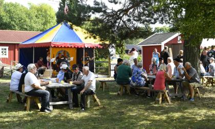 Lördagens marknad i Storby i Eckerö lockade många människor i det fina vädret. ”Så roligt att att det händer något” var de kommentar man hörde överallt. 