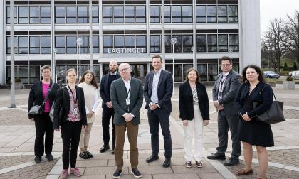 Arbetsgruppen som tar fram underlag för fortsatt revidering av självstyrelselagen, den så kallade Bygglingruppen, höll möte på Åland i måndags. Från vänster avdelningschef Linnea Johansson (LR), konsultativ tjänsteman Kristel Englund (Justitieministeriet), lagstiftningsråd Janina Groop-Bondestam (Justitieministeriet), finansråd Filip Eklund (Finansministeriet), justitieråd Gustav Bygglin (ordförande), förvaltningschef John Eriksson (LR), lagberedare Helena Blomqvist (LR), senior rättssakkun
