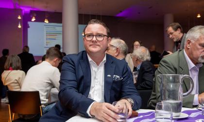 Alfons Röblom (HI) vill ha svar på hur intäkterna för den havsbaserade vindkraften ska fördelas så att ålänningarna ska känna sig delaktiga. <@Fotograf>Hülya Tokur-Ehres