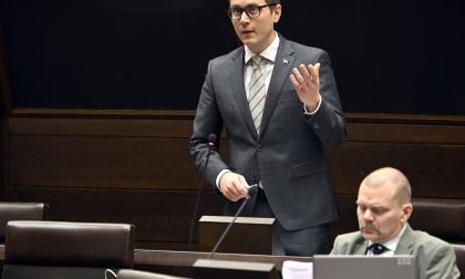 Christian Wikström (Ob) och Stellan Egeland (Ob) är fortfarande skeptiska till landskapsregeringens satsning på havsbaserad vindkraft och Christian Wikström ifrågasätter brådskan med satsningen. <@Fotograf>Robert Jansson