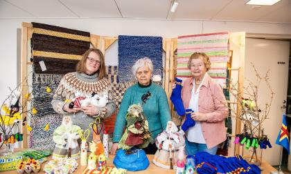 Anna-Lena Berdtsson, Ulla Mattsson och Anja Andersson visar ett smakprov på vad man kan köpa på påskmarknaden.