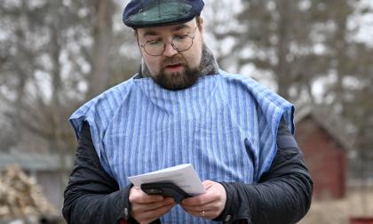 Kyrkoherde Stefan Äng berättar om påskens händelser under vandringen.