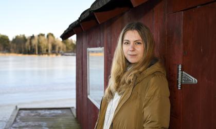 I sin nya roman ”Sol över mörka gärden” berättar Zandra Lundberg gripande om fem generationers kvinnor och det själsliga arv som förts vidare genom åren. @Fakta_text