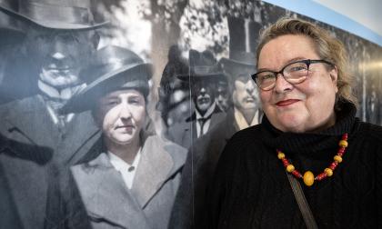 Fanny Sundström har nu fått en synlig plats i lagtingshuset, tack vare konstnären Satu Kiljunens verk.