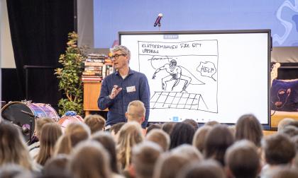 Tecknaren och författaren Johan Unenges förste serietidningshjälte hette Klättaren. Men han blev inte så långlivad eftersom Johan Unenges inte kom på några historier om honom.