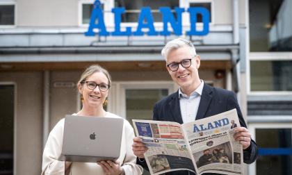 Utdelningen av papperstidningen på lördagar upphör den 6 april. Den som vill läsa lördagstidningen på papper får den på måndagen. På bilden redaktionschef Sandra Widing och publisher Daniel Dahlén.
