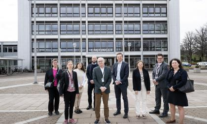 Arbetsgruppen som tagit fram underlag för fortsatt revidering av självstyrelselagen. Från vänster avdelningschef Linnea Johansson (LR), konsultativ tjänsteman Kristel Englund (Justitieministeriet), lagstiftningsråd Janina Groop-Bondestam (Justitieministeriet), finansråd Filip Eklund (Finansministeriet), justitieråd Gustav Bygglin (ordförande), förvaltningschef John Eriksson (LR), lagberedare Helena Blomqvist (LR), senior rättssakkunnig Niclas Slotte (LR), enhetschef Corinna Tammenmaa (Justitiemin