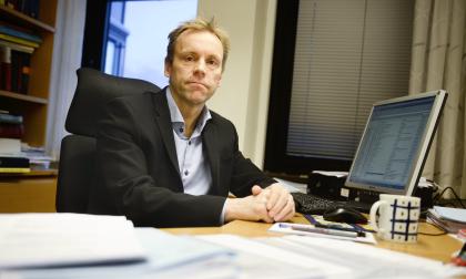 Landskapsregeringens chefsjurist Sören Silverström vill ha en lag som är lika för alla, öppen och transparent. Därför är han också tveksam till ett experimentområde i skärgården.@Foto:Staffan Lund
