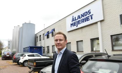 Joakim Blom, vd för Ålandsmejeriet, säger att det närproducerade i allt större grad konkurrerar ut det ekologiska.Robert Jansson