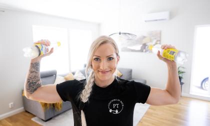 Camilla Back säger att hemmaträning inte behöver vara så komplicerat, man kan till exempel använda böcker och vattenflaskor som redskap. <@Fotograf>Daniel Eriksson 