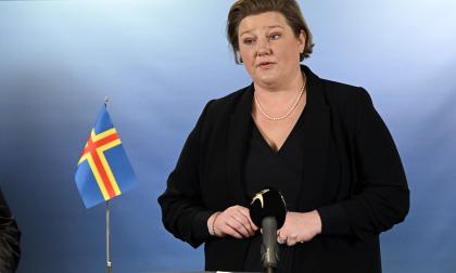 <@Foto>Civilminister Ingrid Zetterman (Lib) sade sig vara ”övertaggad” när hon fick presentera förslaget till lagstiftning för  informationshantering i lagtinget. Hon citerade Idol-finalisten Tilde Westergård från Idoluttagningen i svenska TV4. <\n><@Fotograf>Robert Jansson 