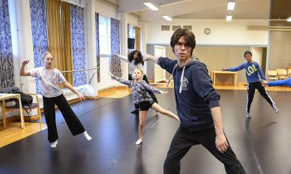 Marin Lagos Kuusk under en lektion i modern dans på Ålands musikinstitut. Bakom honom eleverna Nora Tornefjell, Ingrid Lundsten och Marlon Wu. I bakre raden syns Kayleen Höglund och Mario Lin.