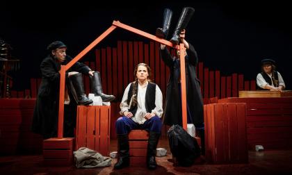 Emma Klingenberg, i mitten, gestaltar Katrina med monologer i musikalen om den åländska romanfiguren. Här omgiven av Aili Järvelä, Ulriikka Heikinheimo och Senni Valtonen.<@Fotograf>Cata Portin/Åbo Svenska Teater