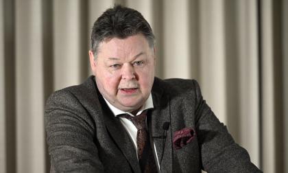 Kommunfullmäktiges ordförande Roger Höglund (C) tycker inte att det är ett steg i positiv riktning med lördagsstängt.