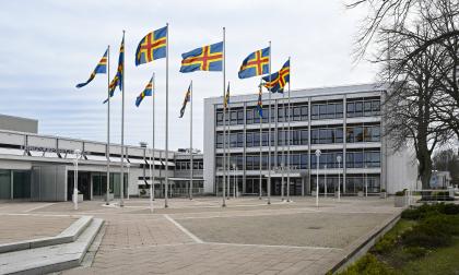 Den föreslagna reformen tjänstemannalagen ökar möjligheterna att i samband pensionsavgångar och en offensiv privatisering av offentlig verksamhet effektivisera och minska förvaltningen utan att ge avkall på anställningstryggheten.
@Normal_indrag: