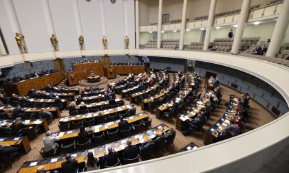 Riksdagsledamot Mats Löfström undrar hur det kommer sig att lagstiftningens effekter för åländska klienter i Sverige inte uppmärksammats tidigare under lagstiftningsprocessen. Det är en mycket berättigad fråga.
<@Fotograf>Finlands riksdag