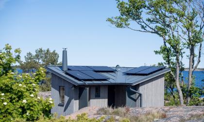Solpaneler står för den lilla elproduktion som behövs. 