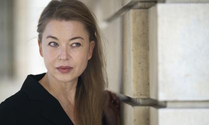 "När läsare säger att de 'är där' i romanen, det är tricket som böcker kan göra, att vi kan öppna en bok och befinna oss någon helt annan stans och vara någon annan", säger Karolina Ramqvist.