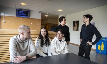 Klasskompisarna Lukas Arverud, Adea Celik, Daniel Al-Badri, William Wiberg och Elias El Shobaki på Tumba gymnasiums linje med fokus på aktier och finans.