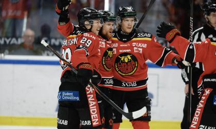 Luleå jublar över ett av de fem målen mot Frölunda.