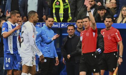 Kylian Mbappé fick rött kort mot Alaves efter en rejäl satsning.